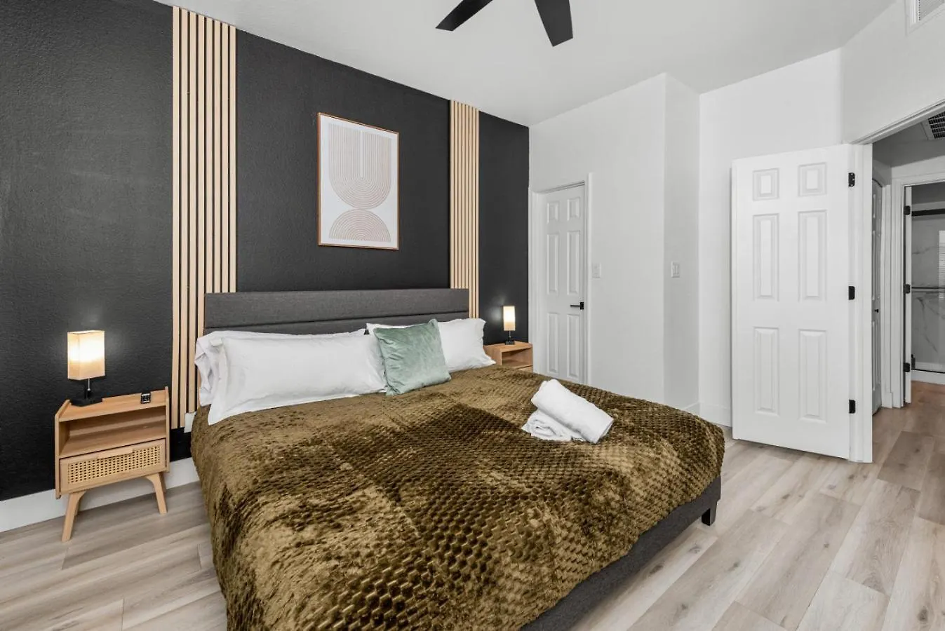 Stylish 2Br-Pool, Yoga Rm, Gym, Cabanas, Bbq,Prkng Scottsdale